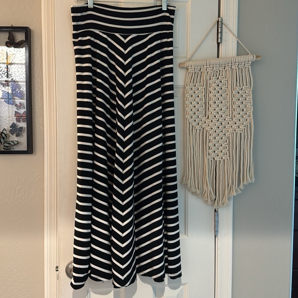 AB Studio Black and White Chevron Wide Waistband Maxi Skirt - Picture 2 of 3